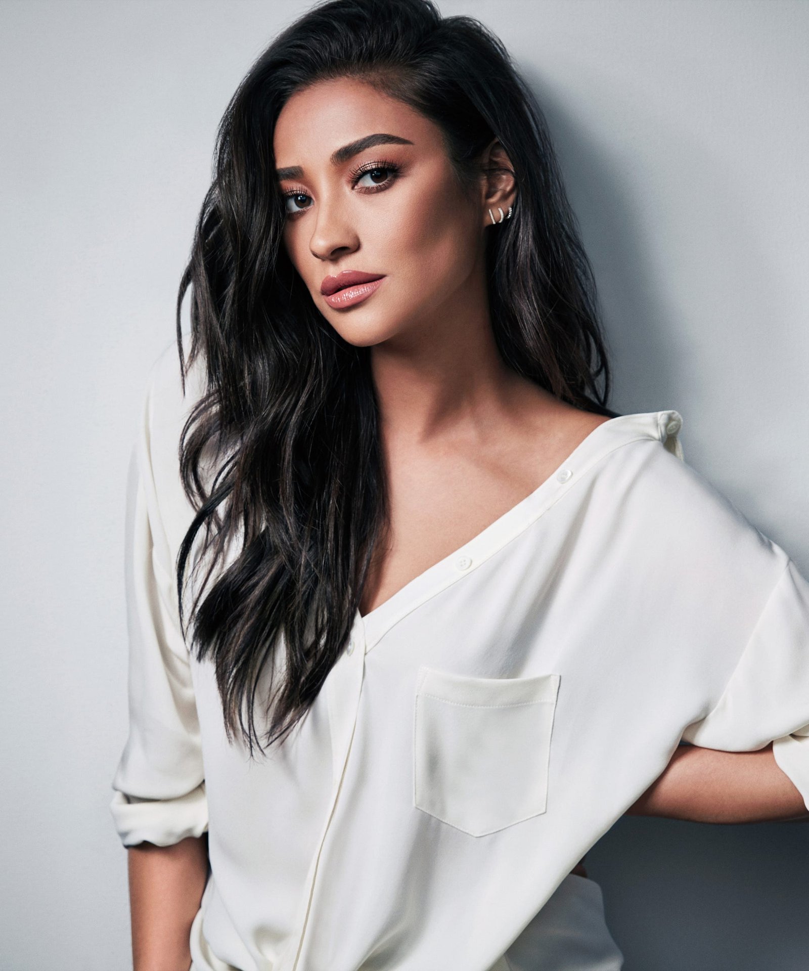 Shay Mitchell Age Height Boyfriend Net Worth Parents